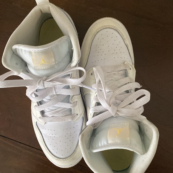 Kids gently worn Jordan 1 Mid. Size 2.5Y. Comes with good condition box. - Picture 10 of 10